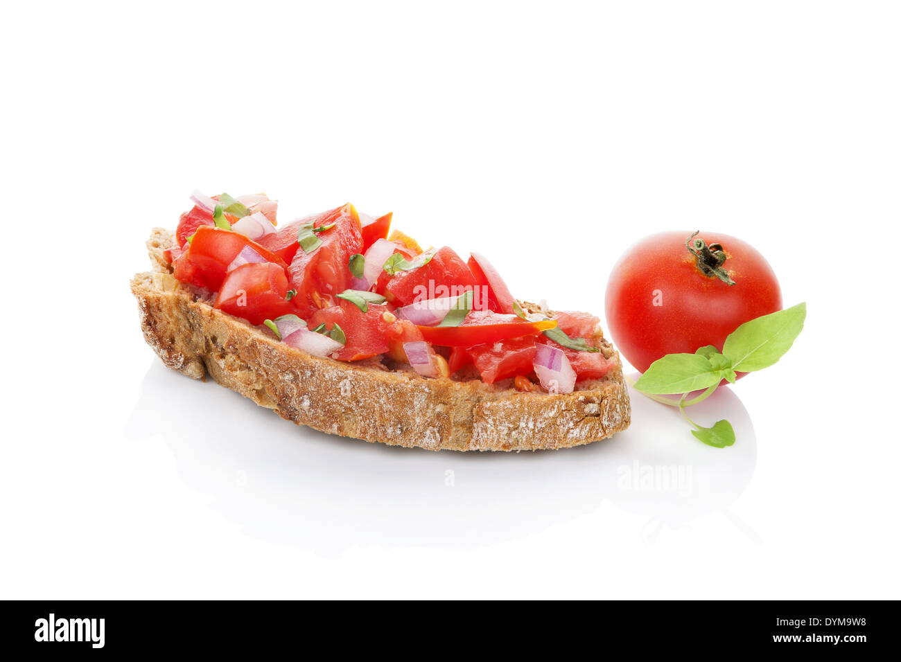 Leckere Bruschetta, ganze Tomaten und frischem Basilikum Pflanze isoliert auf weißem Hintergrund. Kulinarisches Essen. Stockfoto
