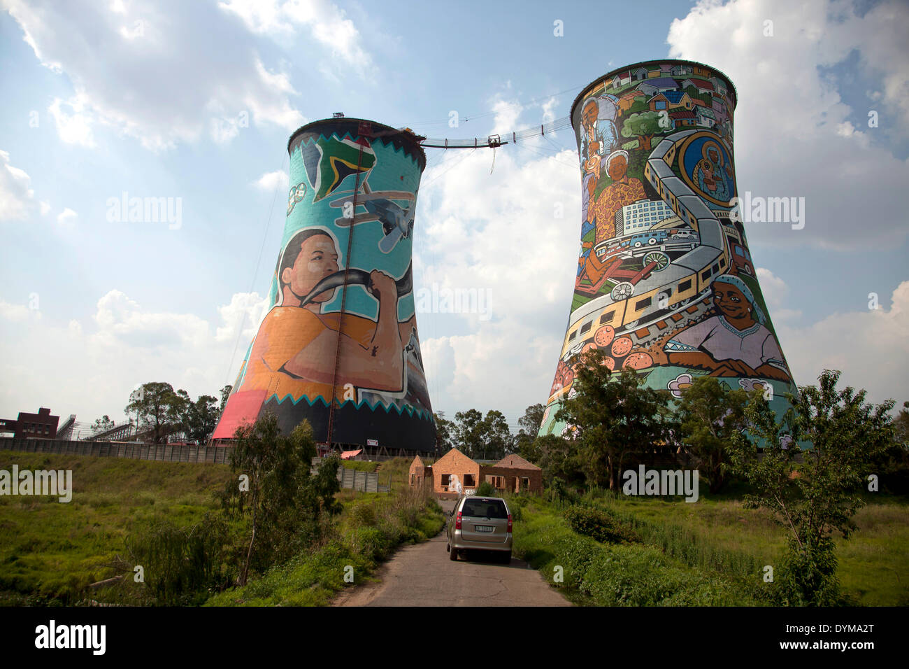 Die bunt bemalten Kühltürme des Kraftwerks Orlando, Soweto, Johannesburg, Gauteng, Südafrika Stockfoto