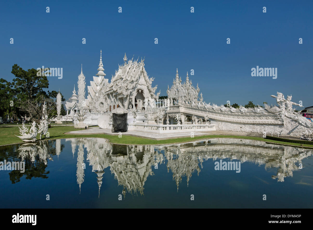 Wat Rong Khun, weiße Tempel, von Architekten Chalermchai Kositpipat Ubosot spiegelt sich im Wasser, Chiang Rai, Chiang Rai Provinz Stockfoto