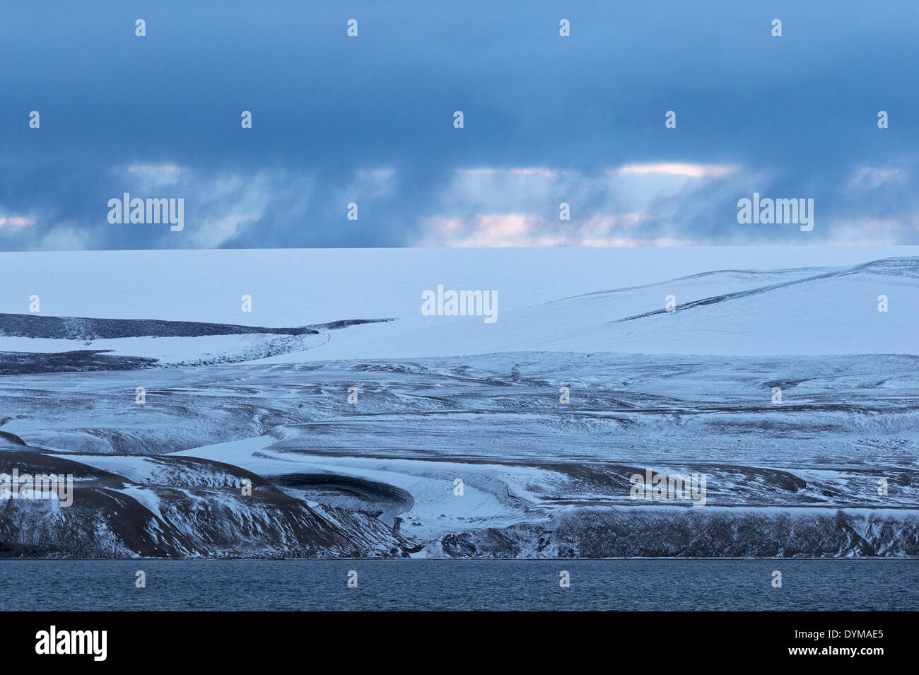 Blaue Stunde, Berge und Gletscher, Hinlopenstretet, Spitzbergen, Svalbard und Jan Mayen, Norwegen Stockfoto