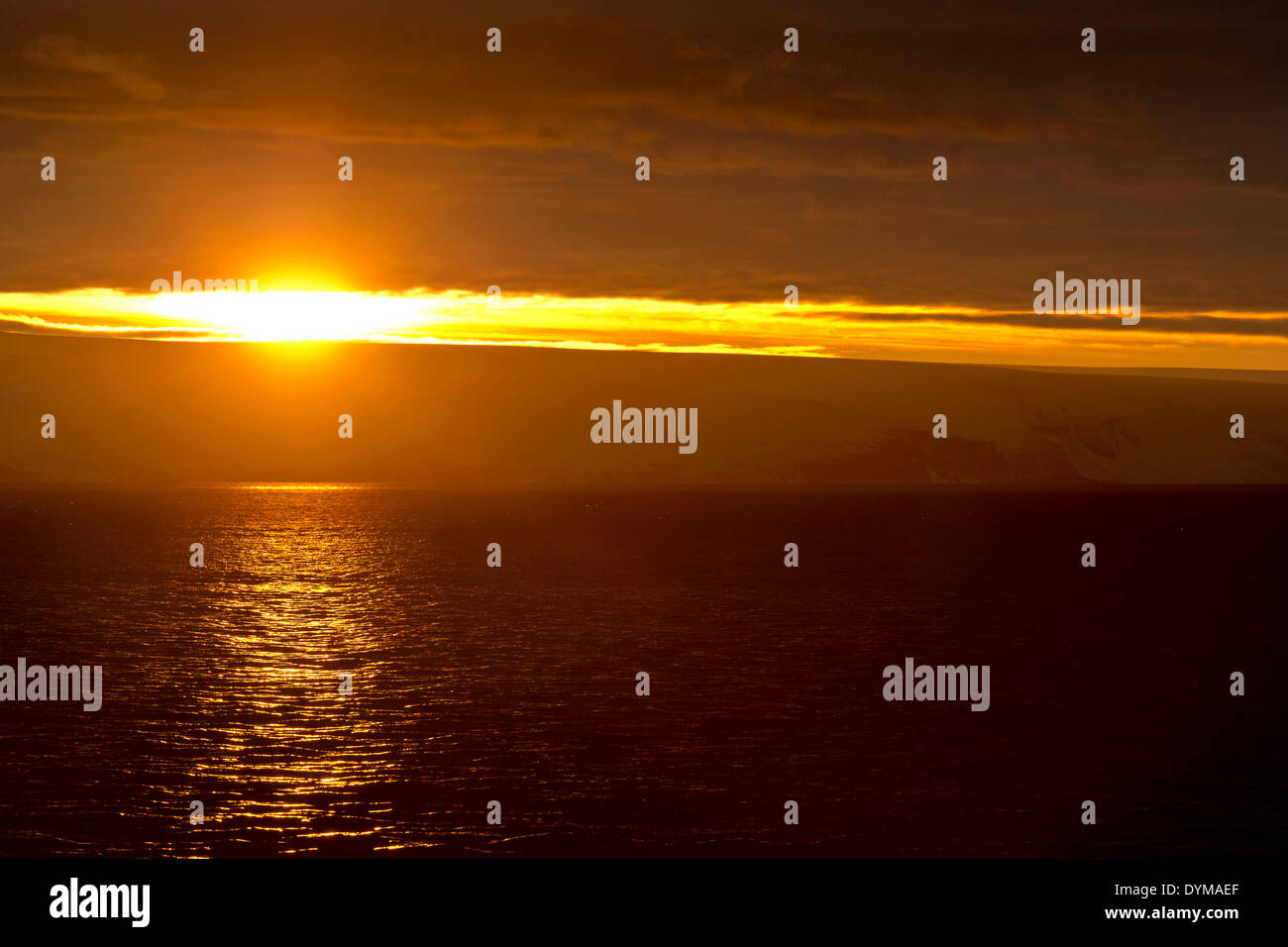 Sonnenuntergang spiegelt sich im Meer, Hinlopenstretet, Spitzbergen, Svalbard und Jan Mayen, Norwegen Stockfoto