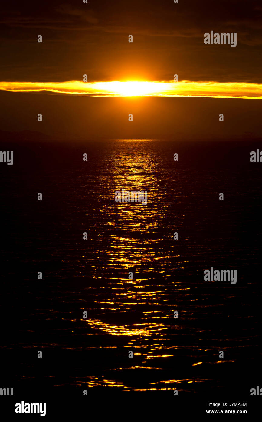 Sonnenuntergang spiegelt sich im Meer, Hinlopenstretet, Spitzbergen, Svalbard und Jan Mayen, Norwegen Stockfoto