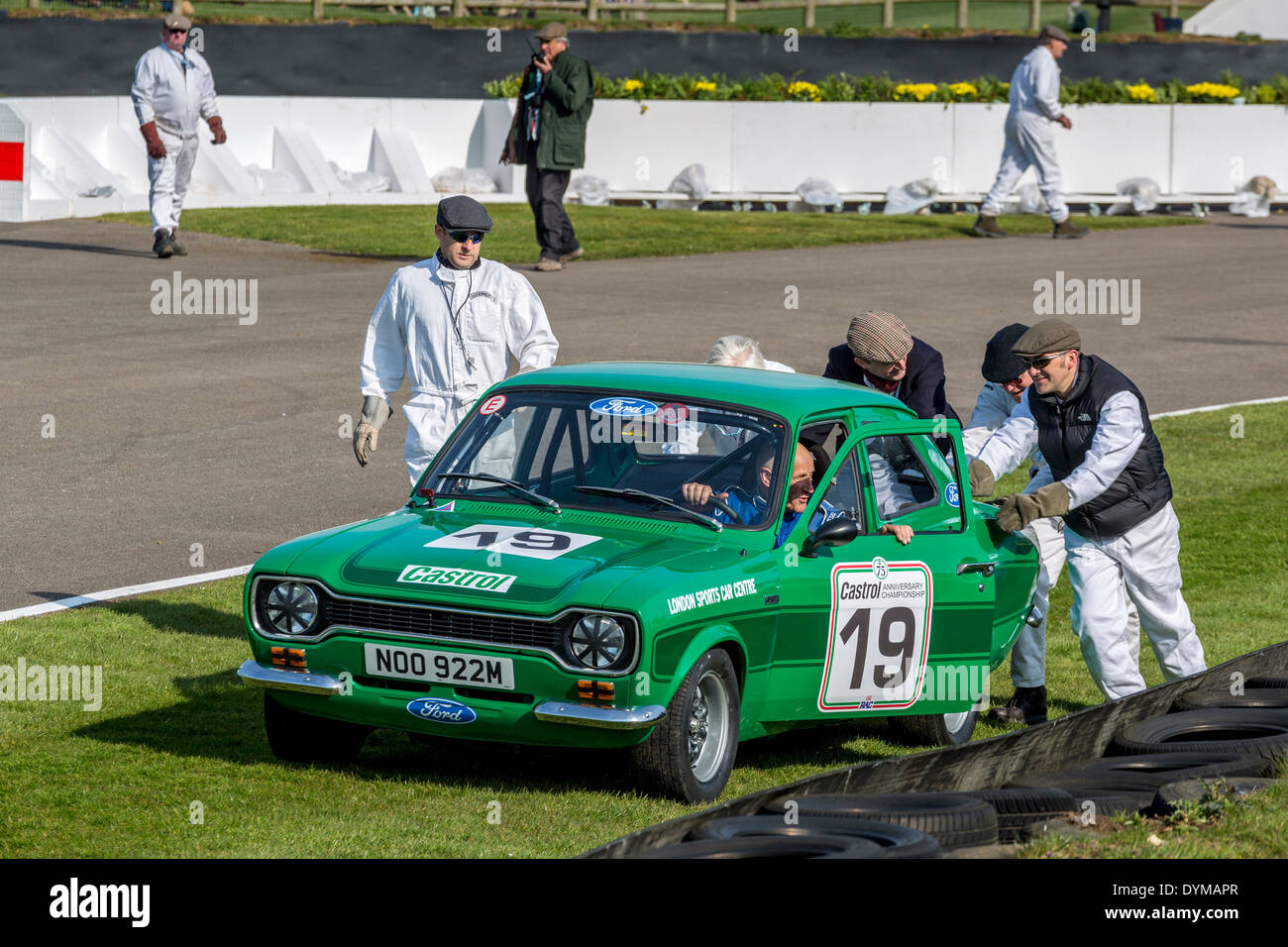 1974 Ford Escort MkI besuchte von Streckenposten. Fahrer Peter Clements, Gerry Marshall Trophy Rennen. 72. Goodwood Mitgliederversammlung, UK. Stockfoto