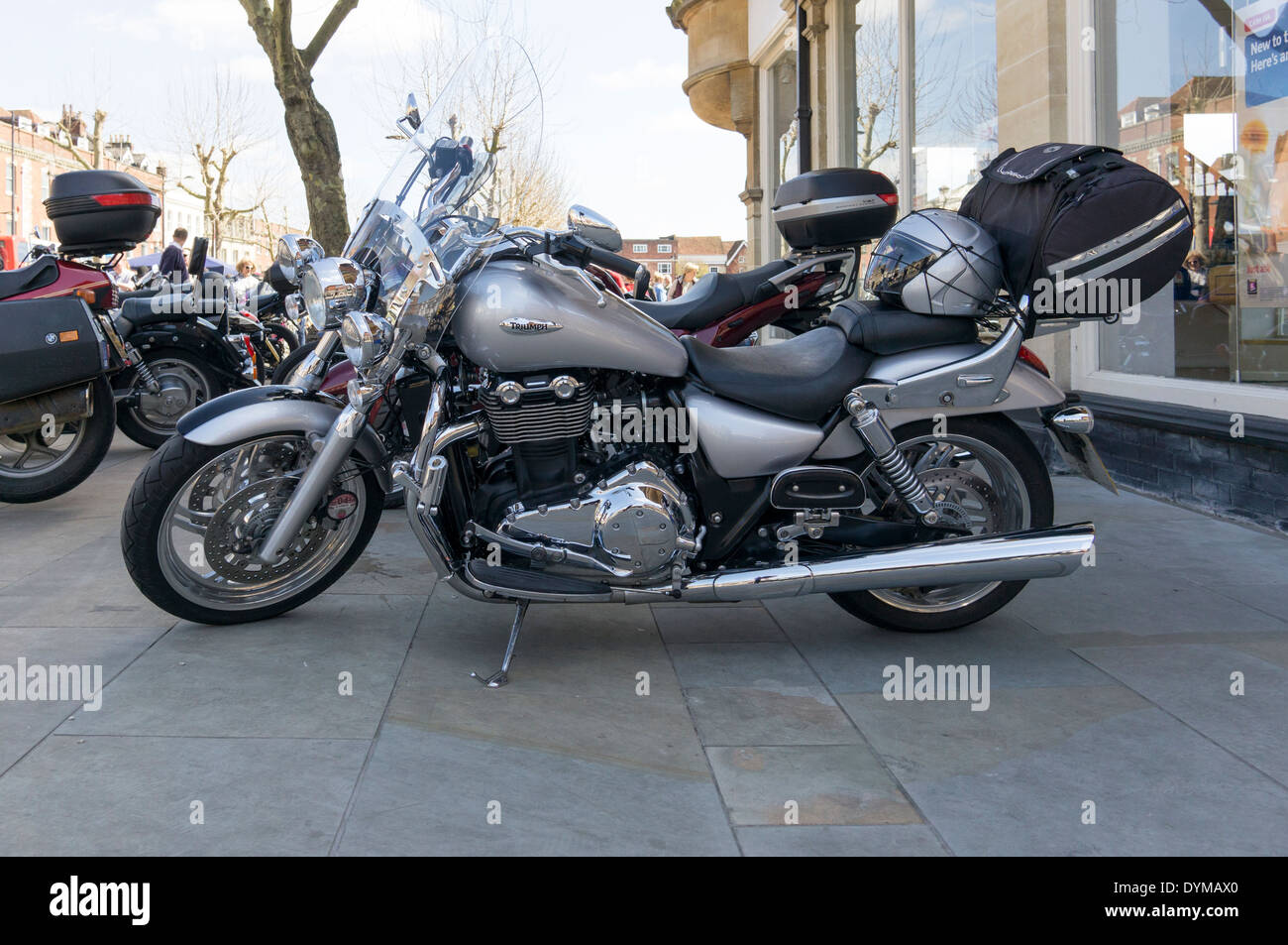 Moderne Triumph Motorrad Geparkt In Uk High Street Stockfotografie Alamy Moderne Triumph Motorrad Geparkt In Uk High Street Stockfotografie Alamy