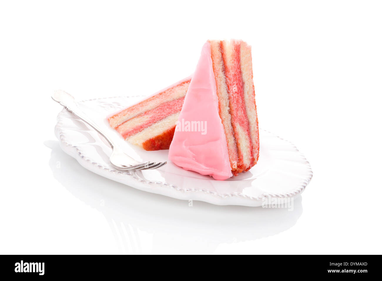 Luxuriöse rosa geschichteten Punsch Kuchen auf weißen Vintage Teller isoliert auf weißem Hintergrund. Kulinarischen Süßspeise zu essen. Stockfoto