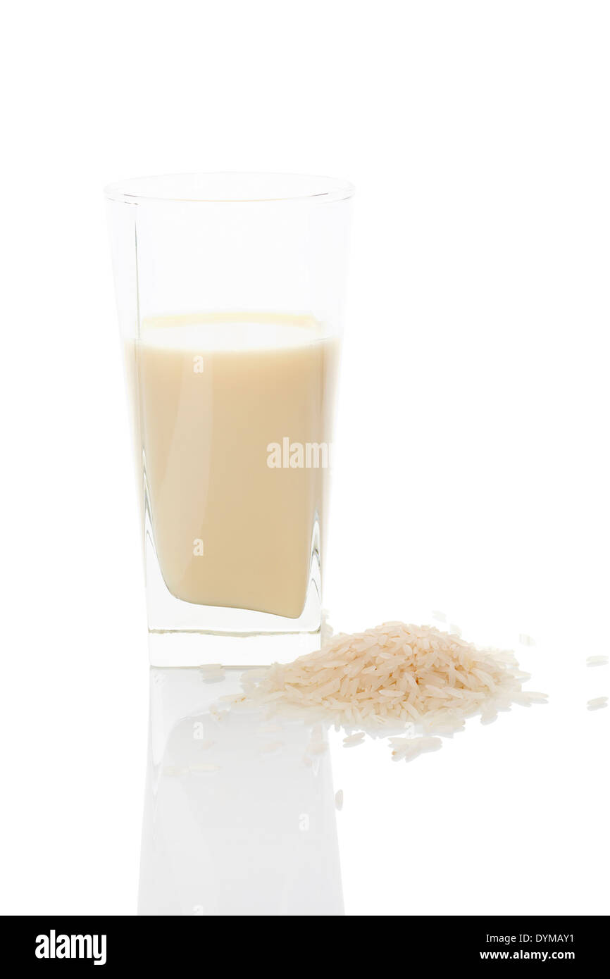 Reismilch in Glas isoliert auf weißem Hintergrund. Vegane und vegetarische Milch-Konzept. Stockfoto