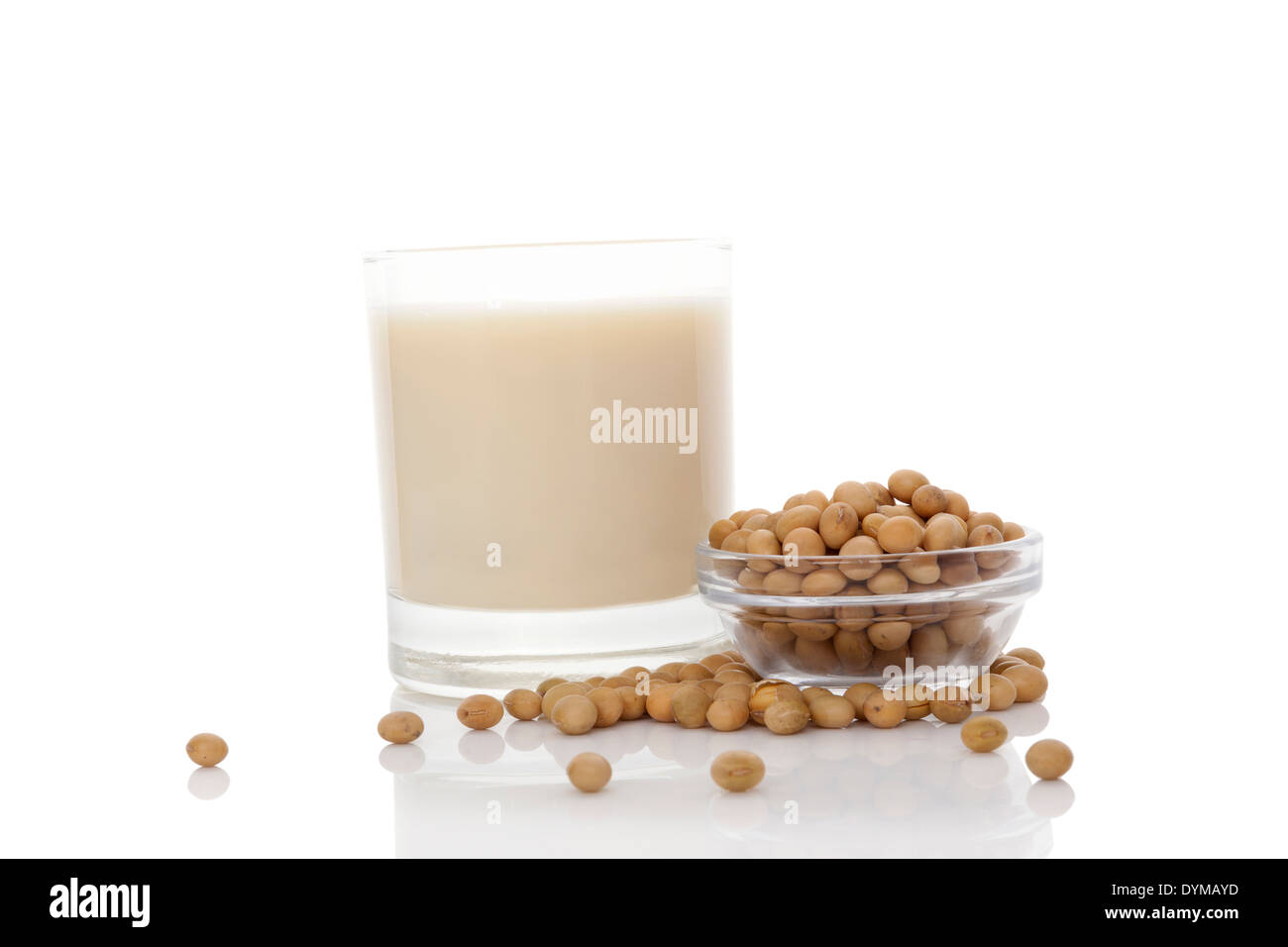 Soja-Milch im Glas mit Sojabohnen isoliert auf weiss. Vegane Milch Konzept. Stockfoto