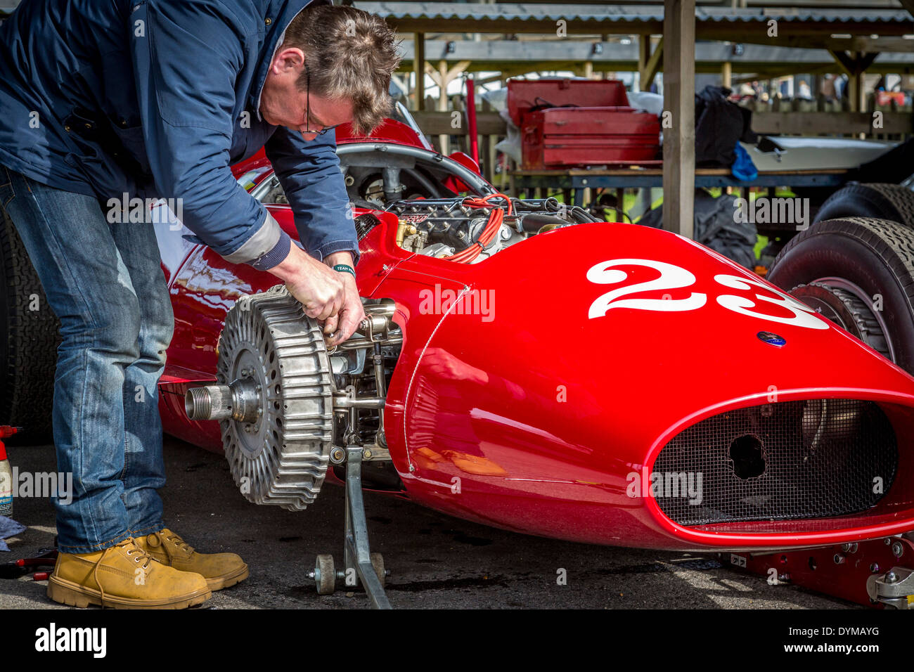 Mechaniker arbeitet an der 1956 Maserati 250F von Folch Rosinol. Brabham-Trophy Teilnehmer. 72. Goodwood Mitgliederversammlung, Sussex, UK. Stockfoto