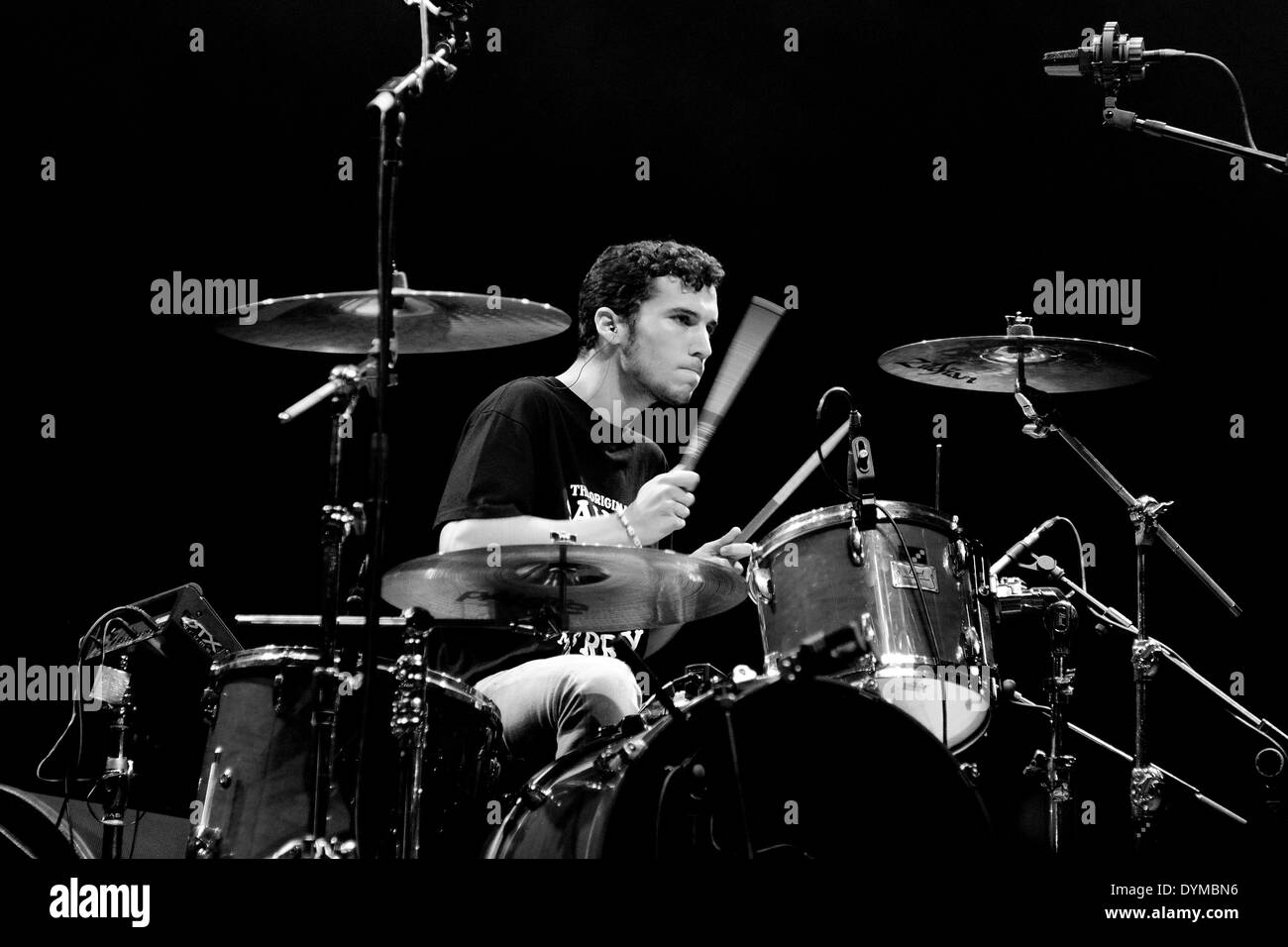 BARCELONA - Juni 9: Schlagzeuger der Schnitt führt Ihr Haarband auf Sant Jordi Club am 9. Juni 2012 in Barcelona, Spanien während der Por Stockfoto