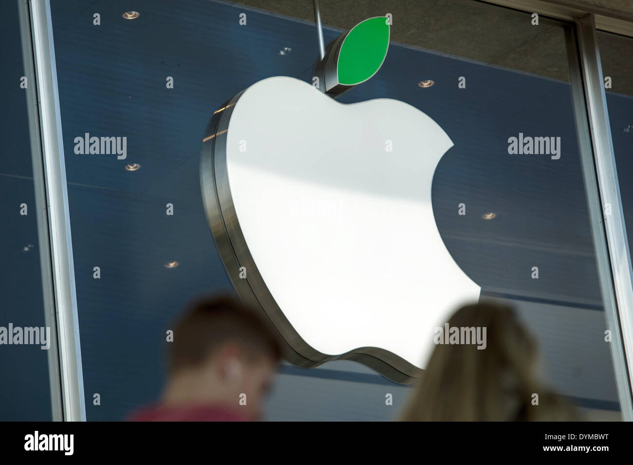 Hamburg, Deutschland. 22. April 2014. Das Apple-Logo abgebildet ist in einem Apple Store in Hamburg, Deutschland, 22. April 2014. Apple hat seit 2008 den durchschnittlichen Stromverbrauch seiner Geräte um 57 Prozent gesenkt. Foto: Maja Hitij/Dpa/Alamy Live News Stockfoto