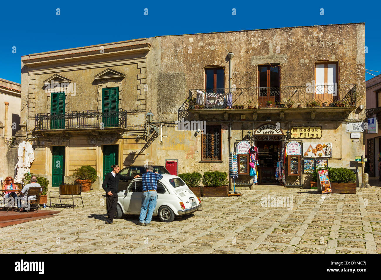 Klassische italienische Szene mit Fiat 500 in Piazza Della Loggia, in dieser historischen Stadt auf 750m über Trapani; Erice, Sizilien, Italien Stockfoto