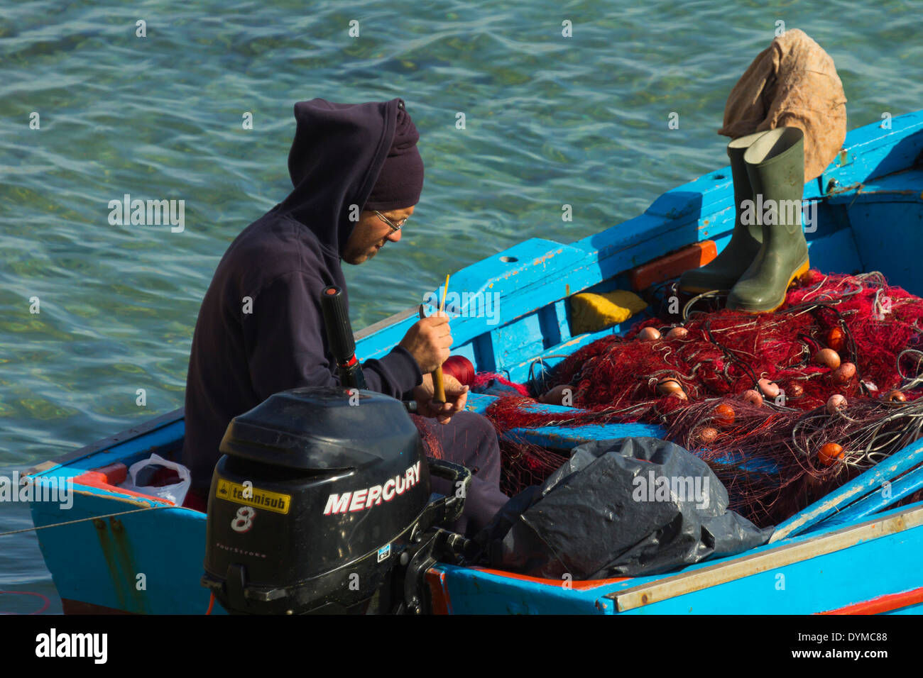 Fischer Netz im Boot aus Meer von dieser großen nordwestlichen Fischerhafen  ausbessern; Trapani, Provinz Trapani, Sizilien, Italien Stockfotografie -  Alamy