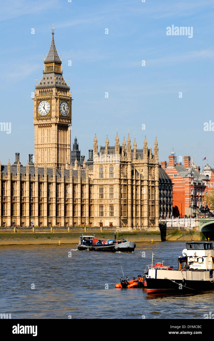 London, England, Vereinigtes Königreich. Big Ben und den Houses of Parliament, über den Fluss aus gesehen Stockfoto