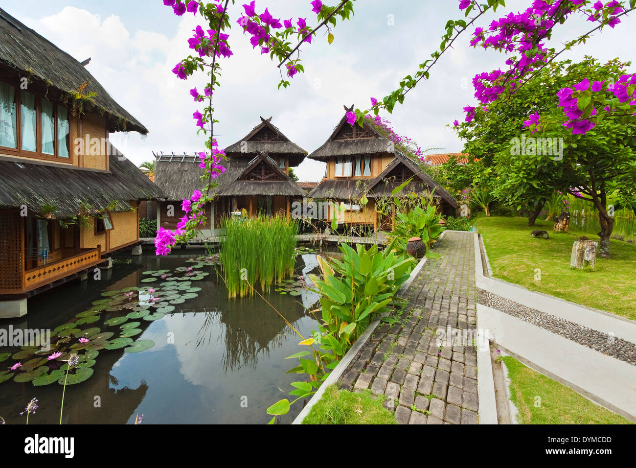 Traditionellen Kampung-Zimmern über Karpfenteiche im Kampung Sumber Alam Hot Springs Hotel; Garut, West-Java, Java, Indonesien Stockfoto