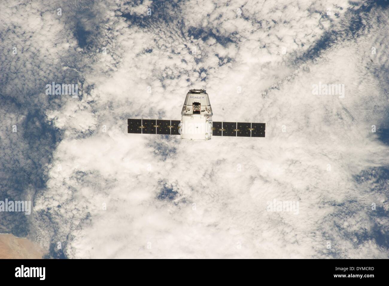 SpaceX CRS-3 Drachen Raumschiff mit Zubehör für Expedition 39 Crew Mitglieder Ansätze der internationalen Raumstation ISS zur Abscheidung und Liegeplätze 20. April 2014 in die Erde umkreisen. Stockfoto