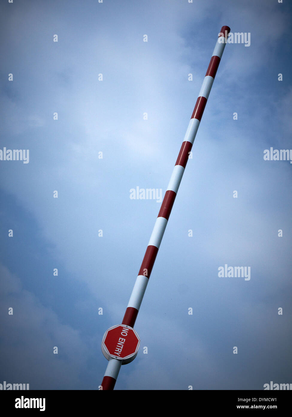 Erhöhte Barriere ohne Eintrag Zeichen attached to it. UK Stockfoto