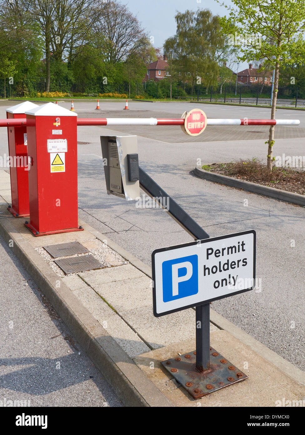 Automatische Schranke mit Inhaber erlauben nur Zeichen UK Stockfoto