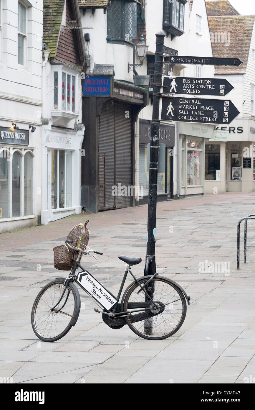 Altmodisches Fahrrad angekettet um zu unterzeichnen, post Werbung eine Vintage Nostalgie-Show in Salisbury Wiltshire UK Stockfoto