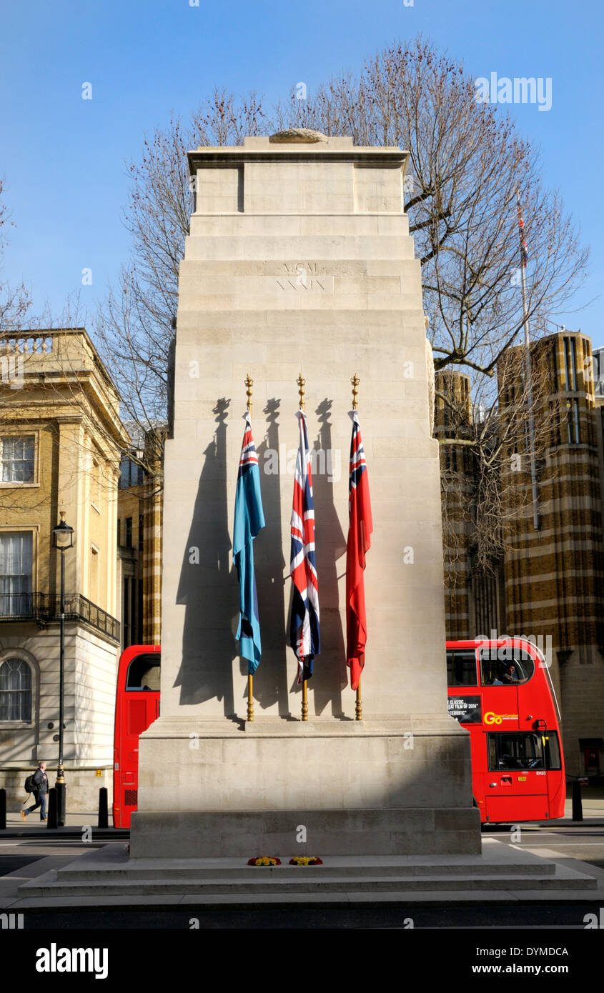 London, England, Vereinigtes Königreich. Kenotaph in Whitehall. (1920, von Sir Edwin Lutyens) zum Gedenken an den britischen Toten aller Kriege seit WW1 Stockfoto