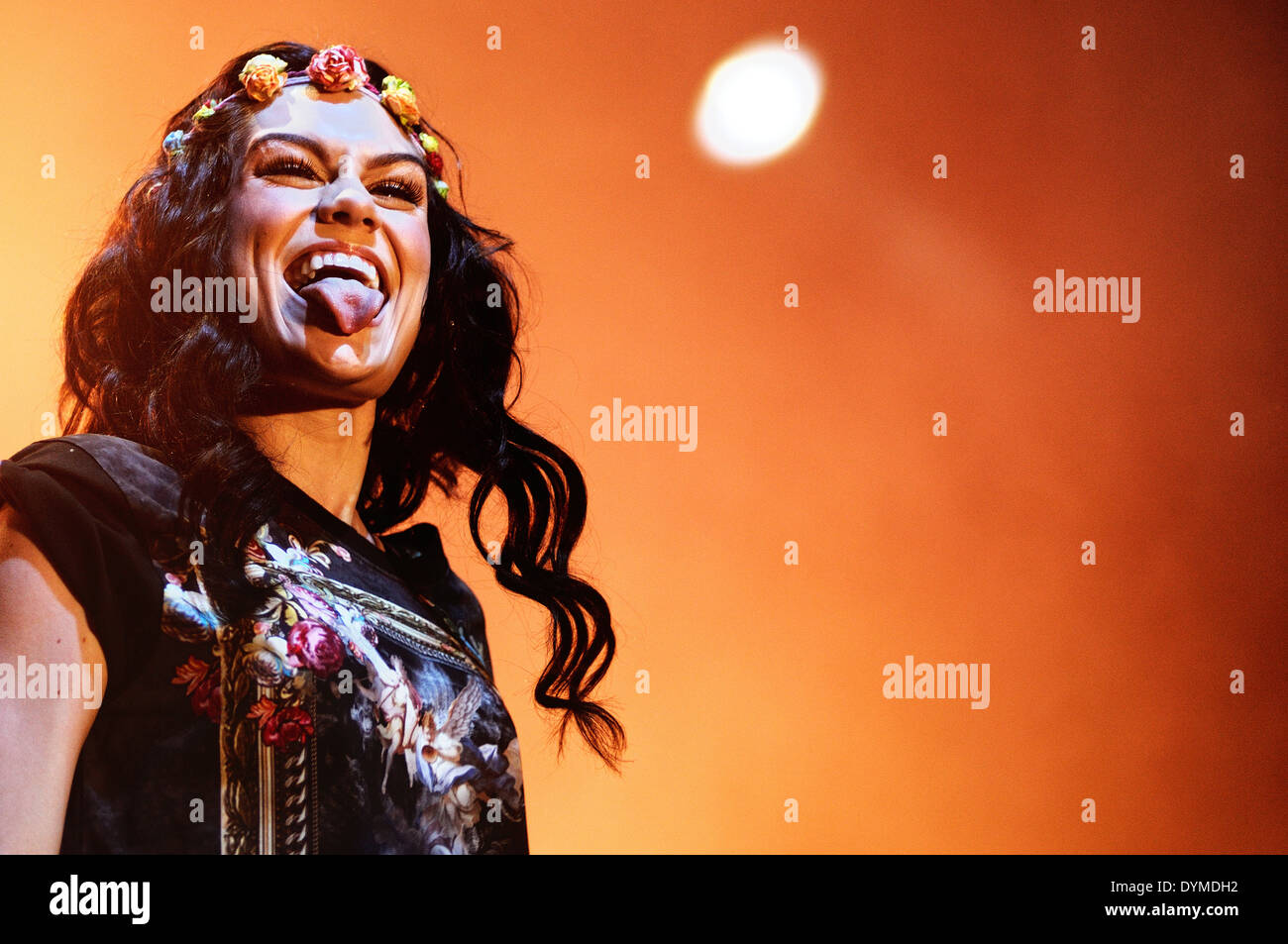 BENICASSIM, Spanien - 14 Juli: Jessie J, britischer Sänger und Songwriter, steckte ihre Zunge heraus, um die Menge während ihres Auftritts. Stockfoto