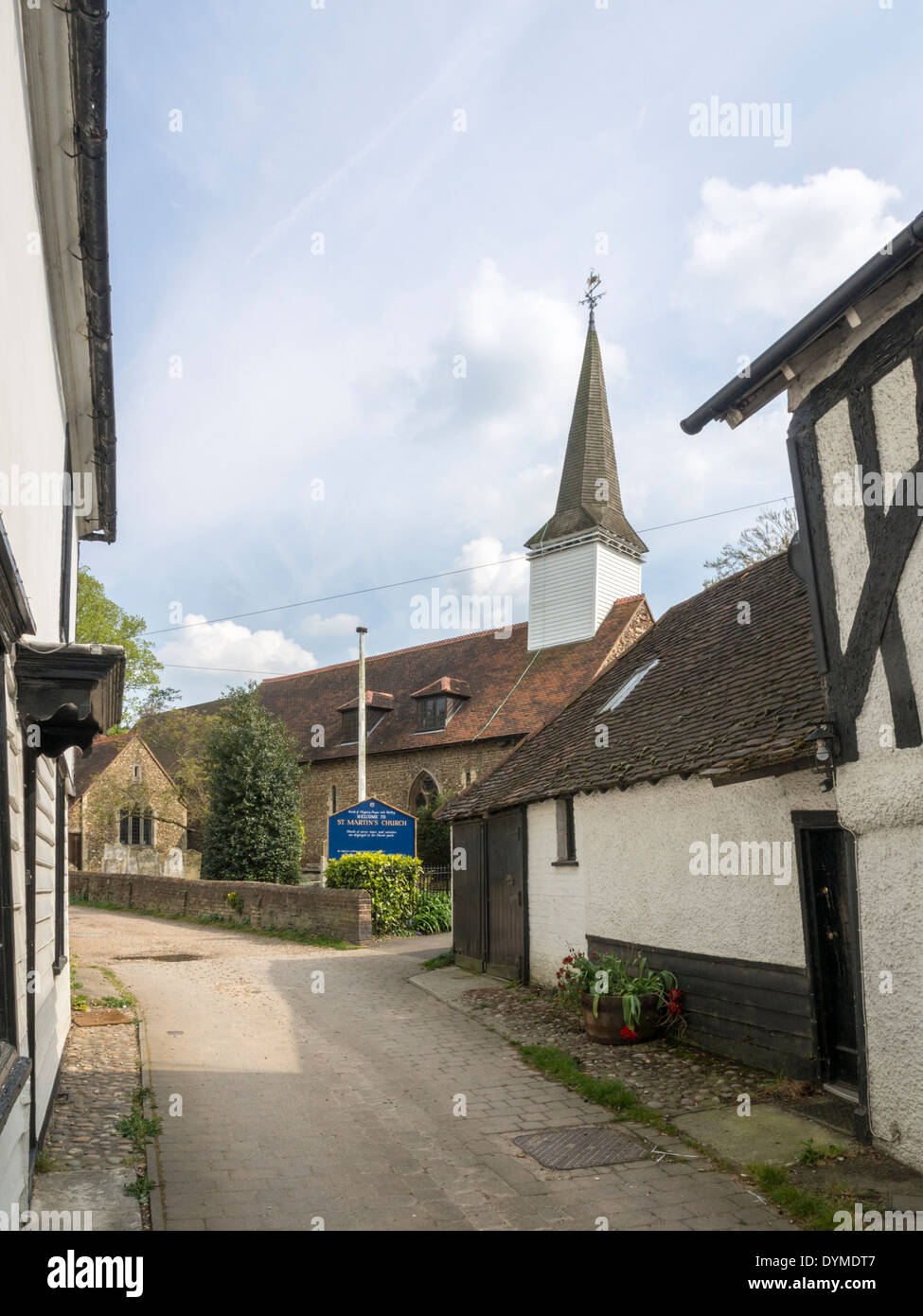 Blick auf St Martins Pfarrkirche von der High Street in Chipping Ongar Essex Stockfoto