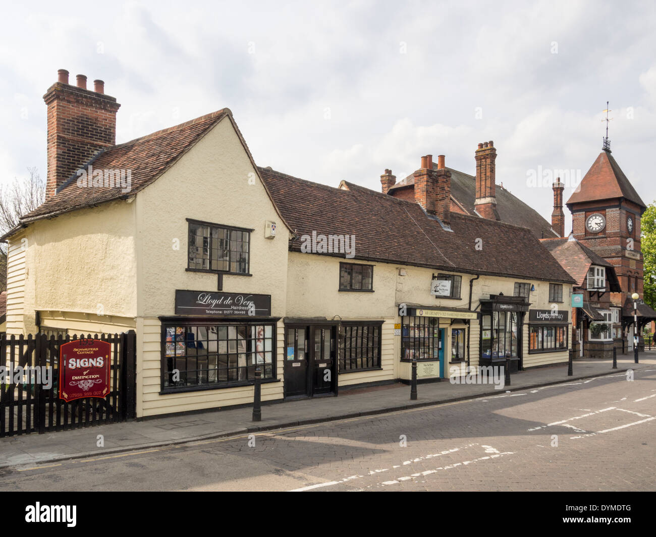 Reihe von alten Geschäften und der Budworth Hall in der High Street Chipping Ongar Essex Stockfoto