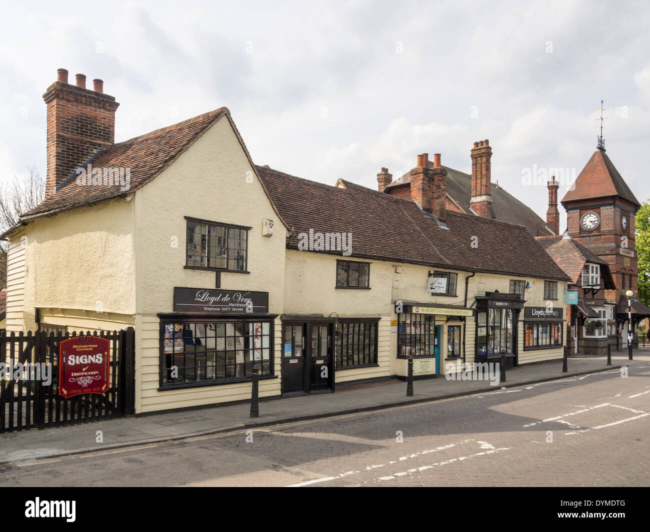 Reihe von alten Geschäften und der Budworth Hall in der High Street Chipping Ongar Essex Stockfoto