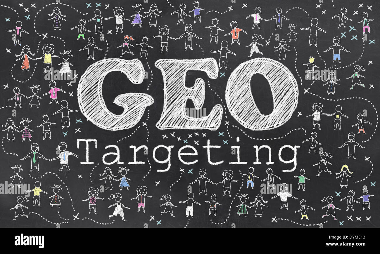 Geo-Targeting auf Tafel mit kleinen Menschen in Kreide Stockfoto