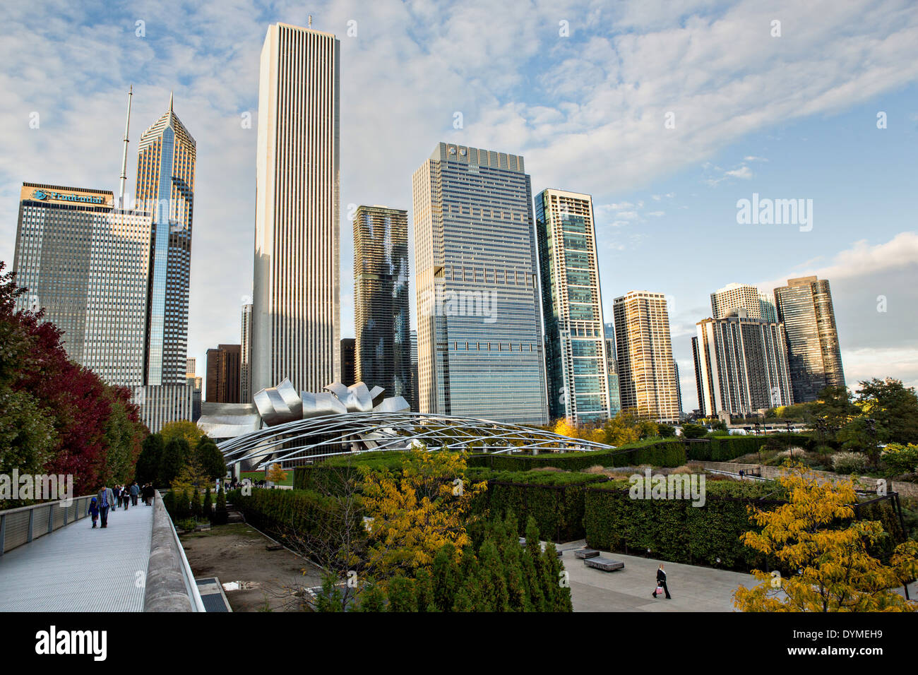 Skyline von Wolkenkratzern und Millennium park in Chicago, Illinois Stockfoto