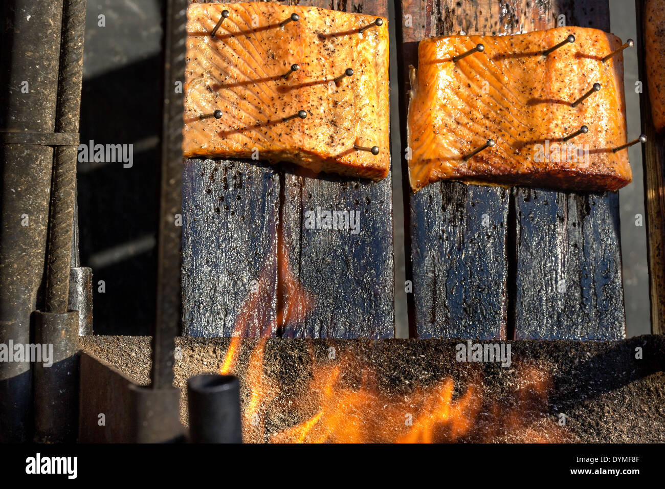 Öffnen Sie Feuer kochen Lachs, Espoo, Finnland Stockfoto