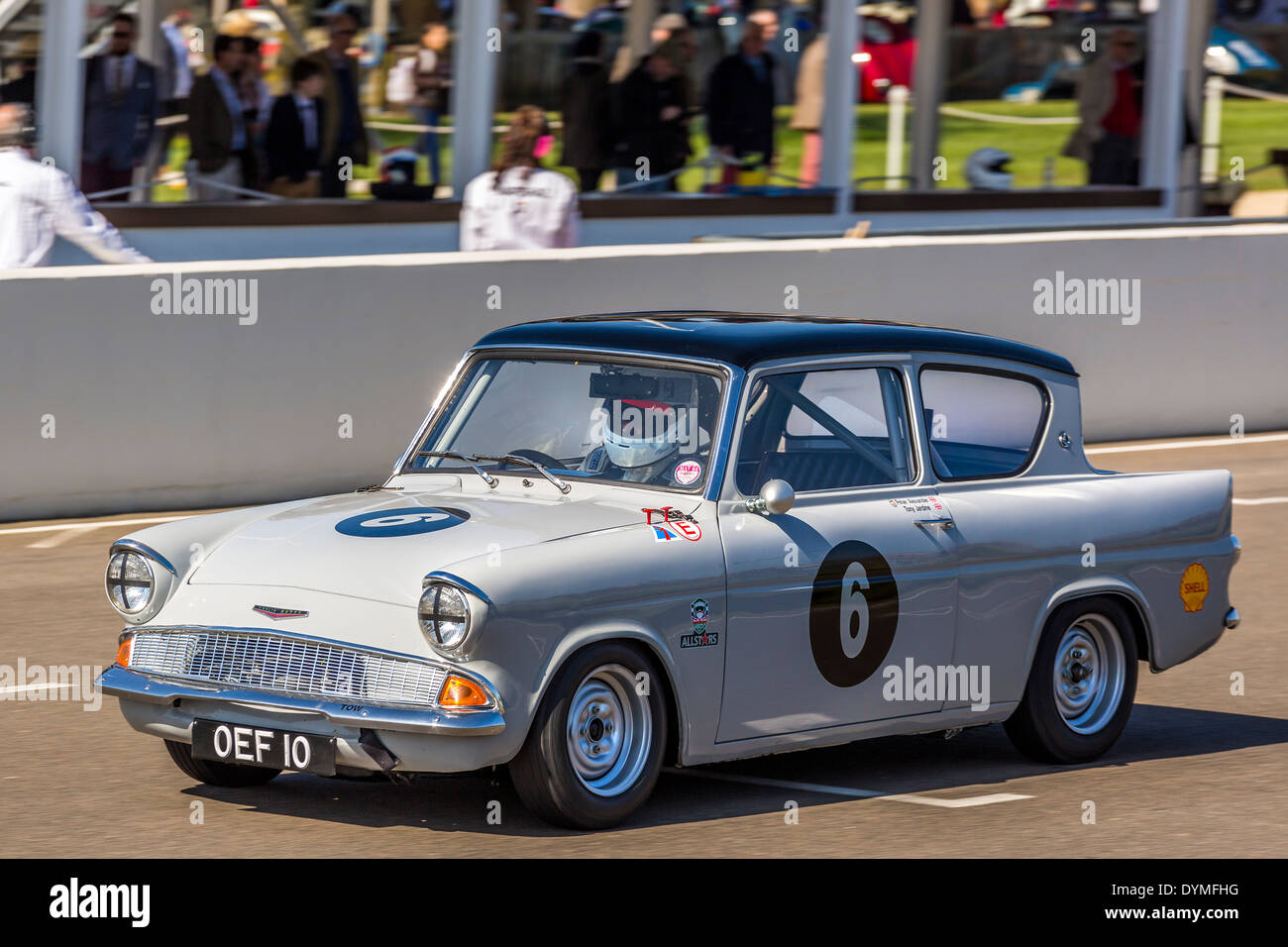 1963 Ford Anglia 105E mit Fahrer Peter Alexander. Sears Trophy Rennen, 72. Goodwood Mitgliederversammlung, Sussex, UK. Stockfoto