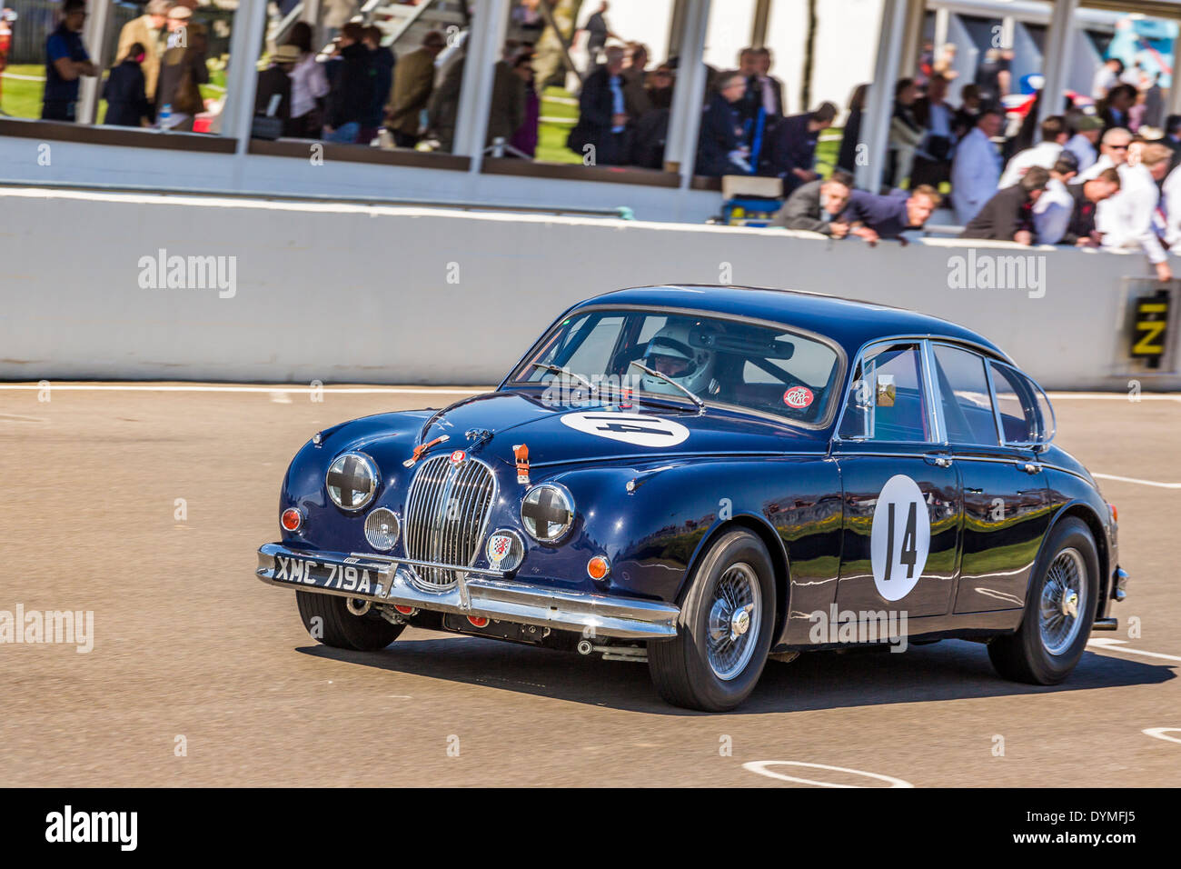 Jaguar Mk2, Fahrer Simon Drabble, 1960 im Sears-Trophy-Rennen. 72. Goodwood Mitgliederversammlung, Sussex, UK. Stockfoto