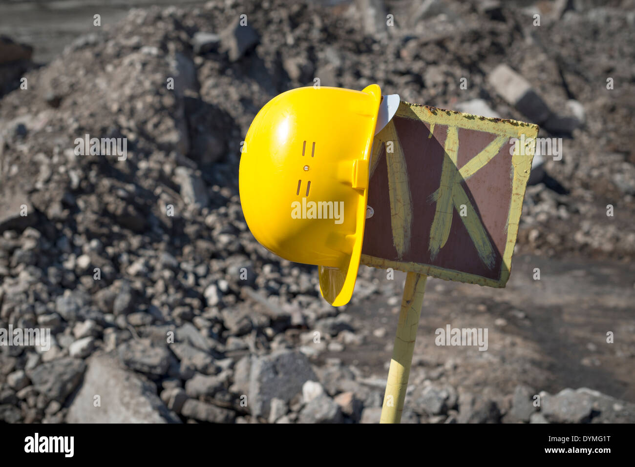 gelben Bauarbeiterhelm auf der Baustelle Stockfoto