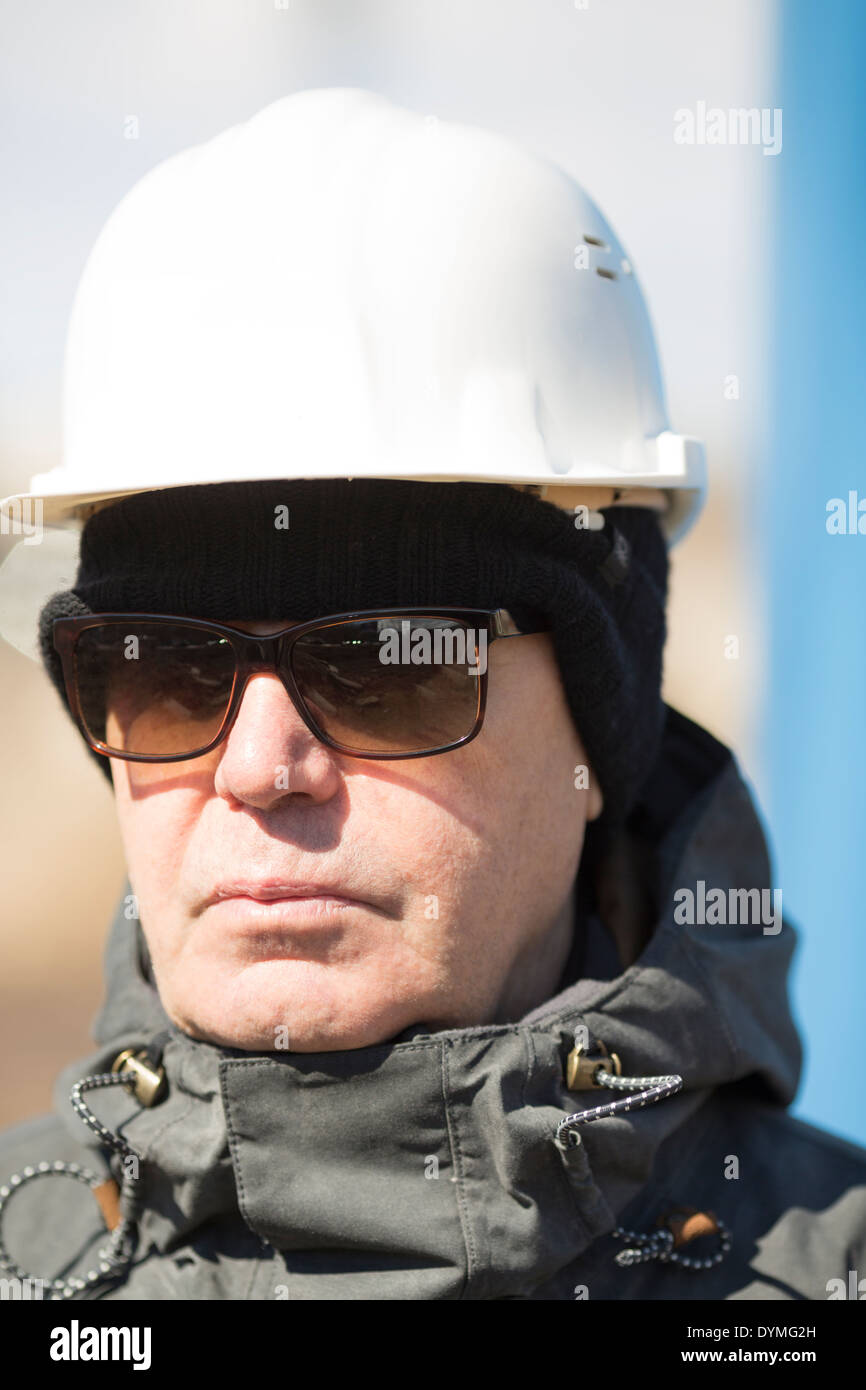 Mann mit weißem Helm und Sonnenbrille Stockfoto