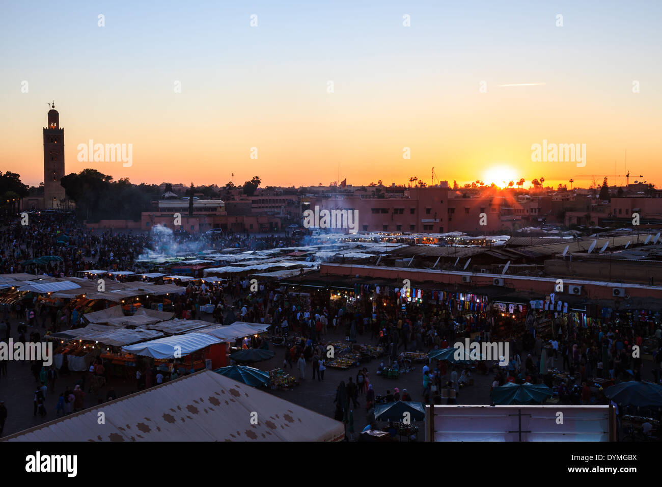 Djemaa el Fna Markt im Abend, Marrakesch, Marokko Stockfoto