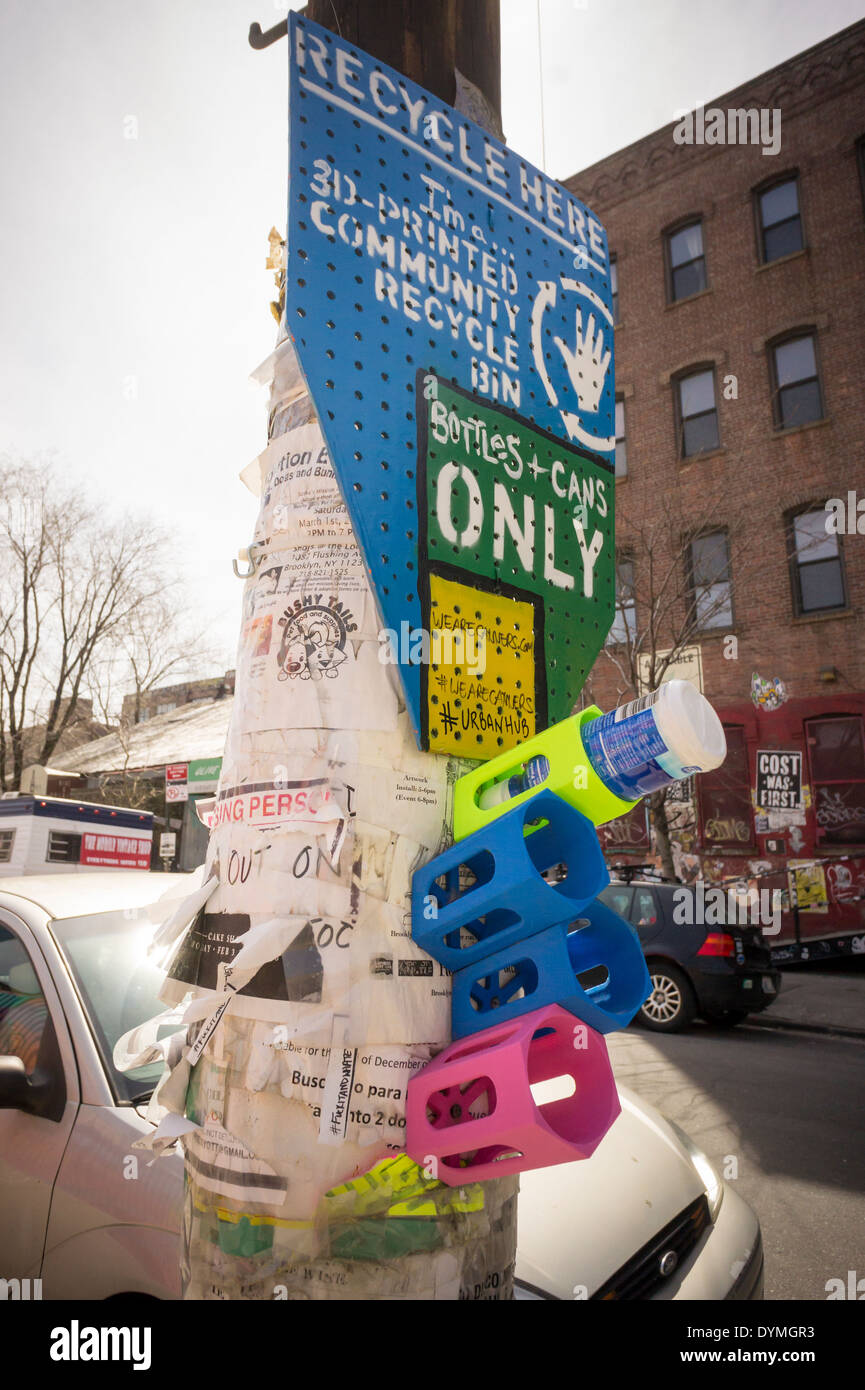 Eine hausgemachte 3d gedruckte Papierkorb im Stadtteil Bushwick, Brooklyn in New York Stockfoto