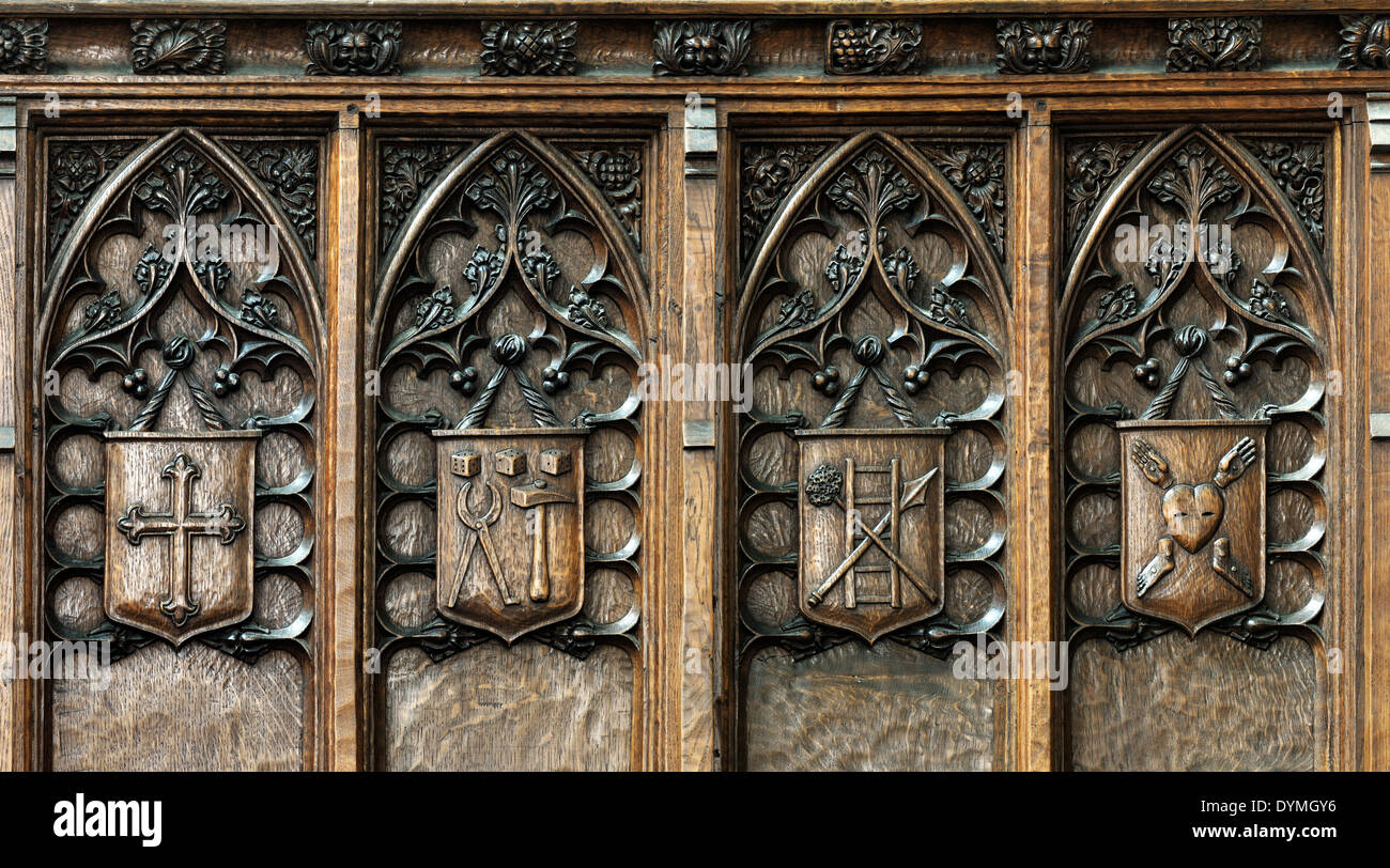 Instrumente der Passion Christi geschnitzt von Mouseman Thompson von Kilburn, Bürgersteig Allerheiligenkirche, City of York, England Stockfoto