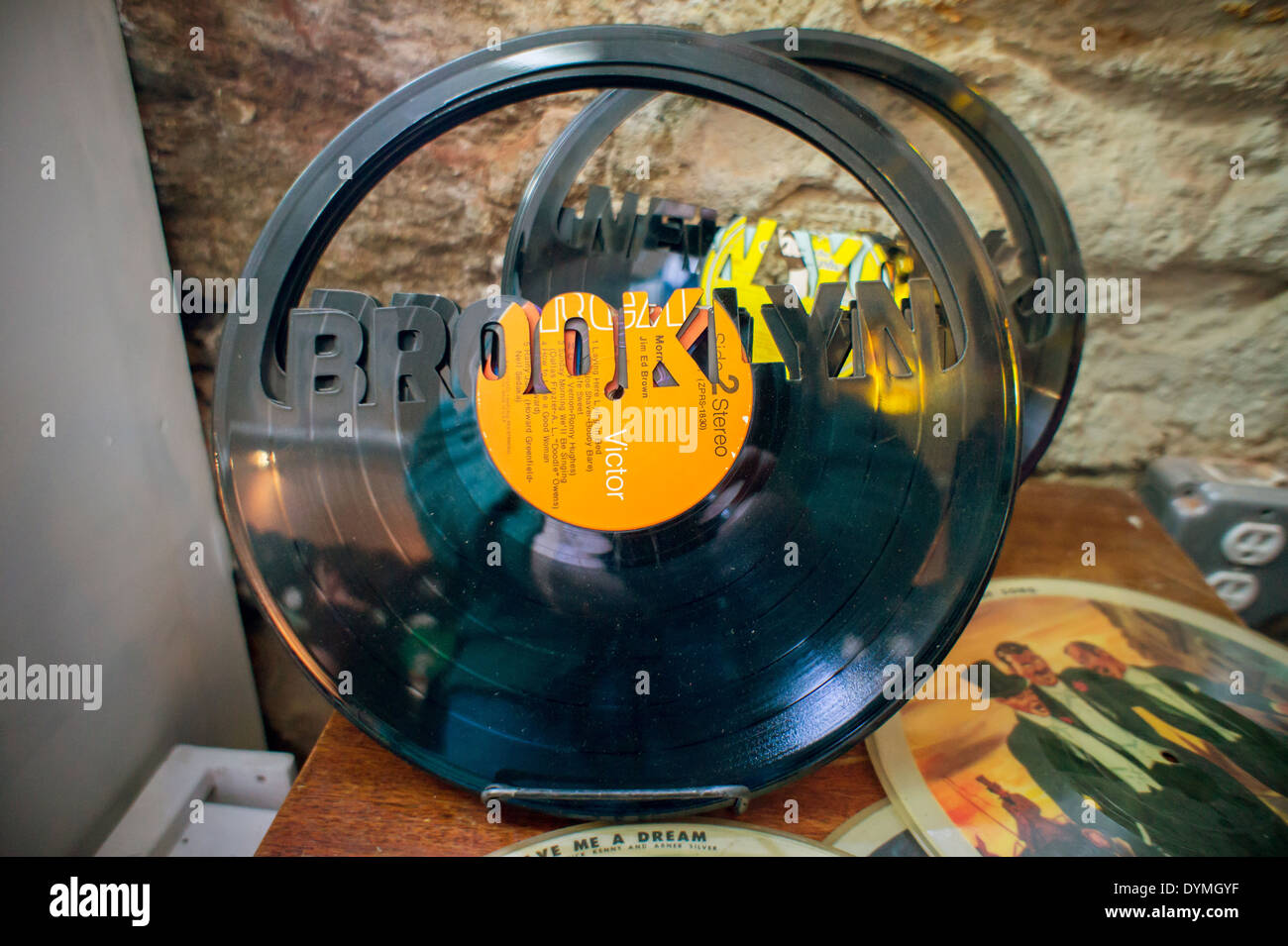 Dekorative Stücke, die aus Laser schneiden Vinyl-Schallplatten in der Kiste  Plattenladen in Bushwick in New York auf Datensatz speichern Tag  Stockfotografie - Alamy