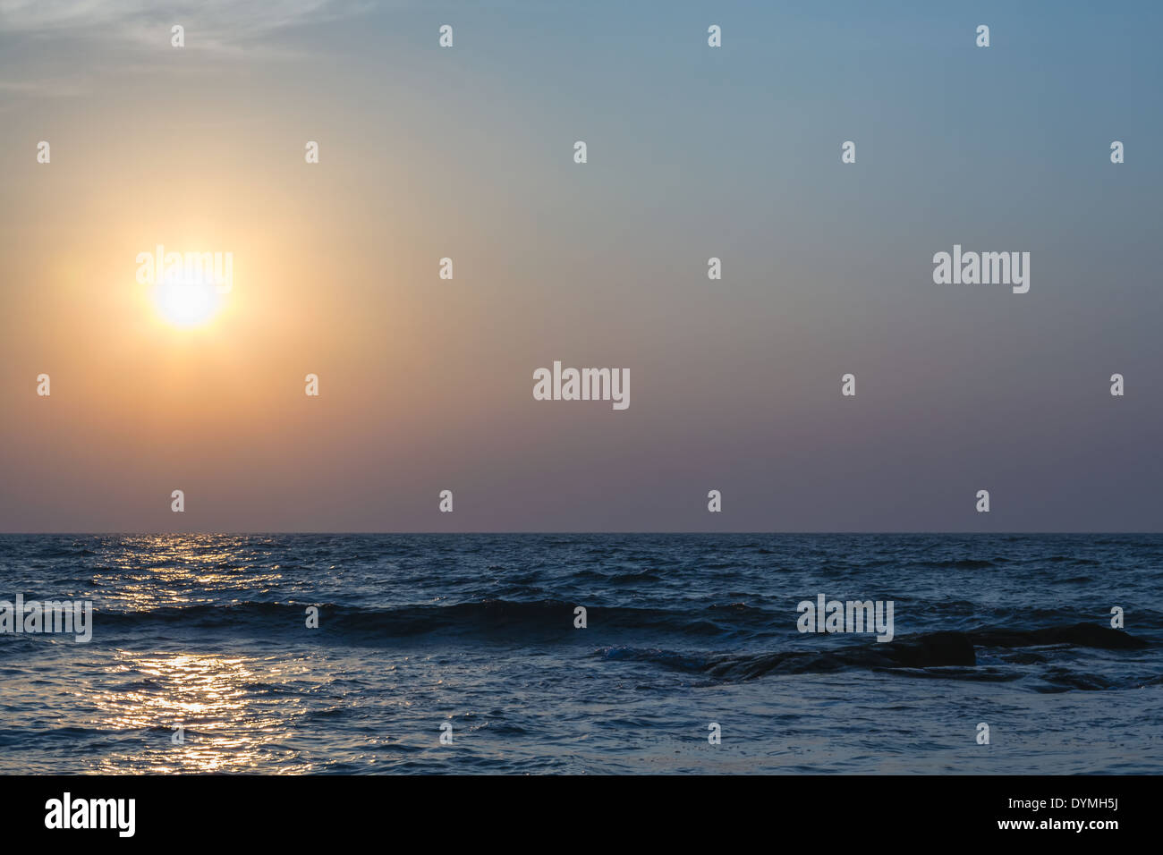 Malerische Aussicht auf den wunderschönen Sonnenuntergang über dem arabischen Meer. Stockfoto