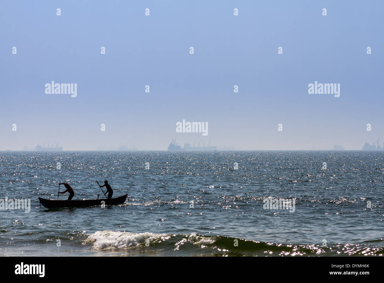 Boot mit Fishermans am Arabischen Meer. Frachtschiff auf dem Hintergrund Stockfoto