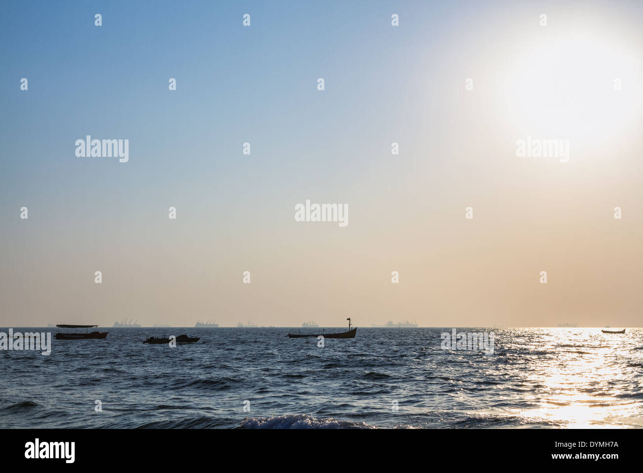 Fishermans Boote am Arabischen Meer. Frachtschiffe auf dem Hintergrund Stockfoto