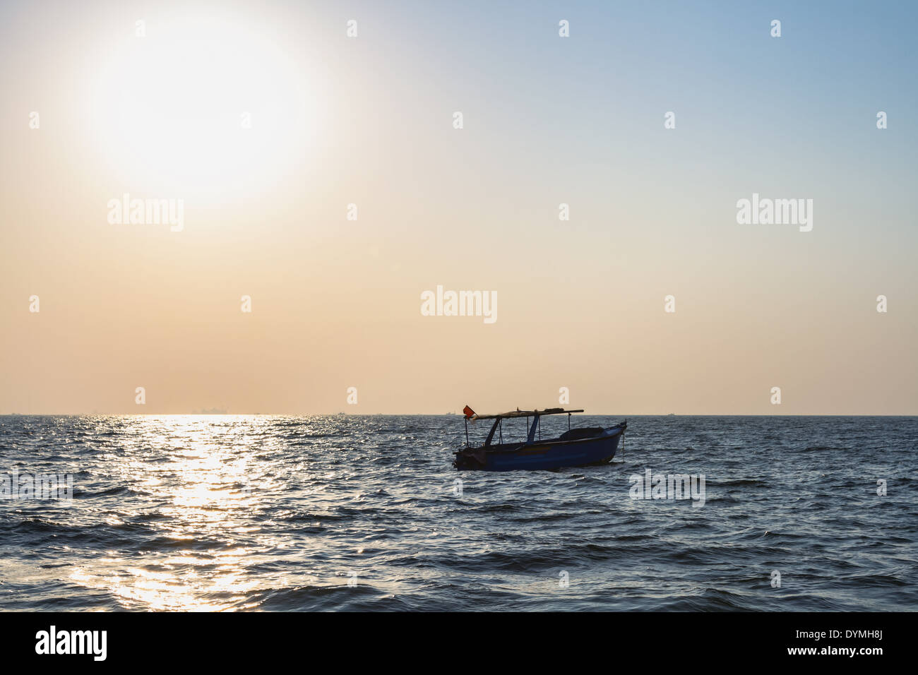 Fishermans Boot am Arabischen Meer. Sonne über Meer Stockfoto