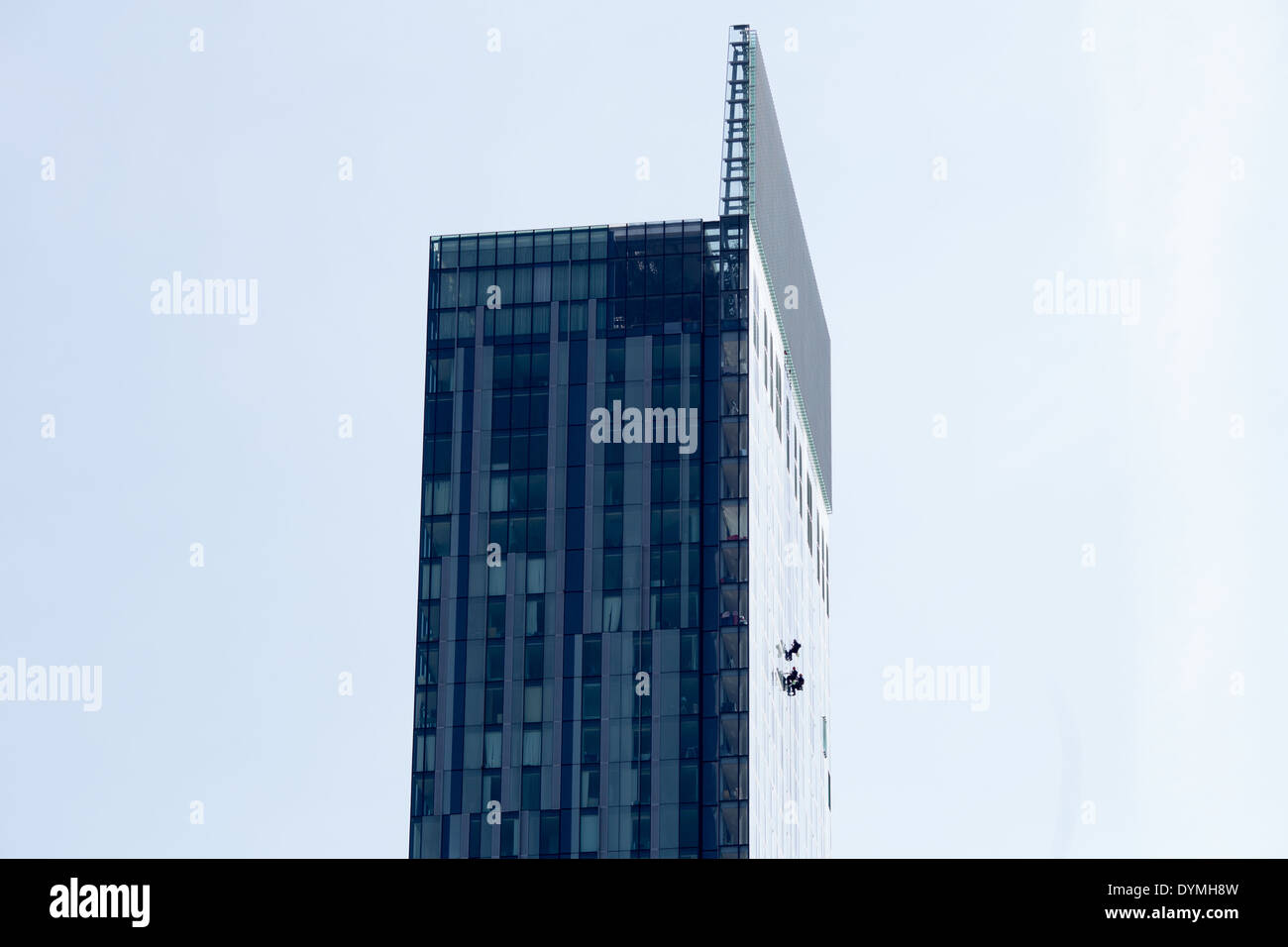Fensterputzer Manchester Betham Turm skalieren außen Stockfoto