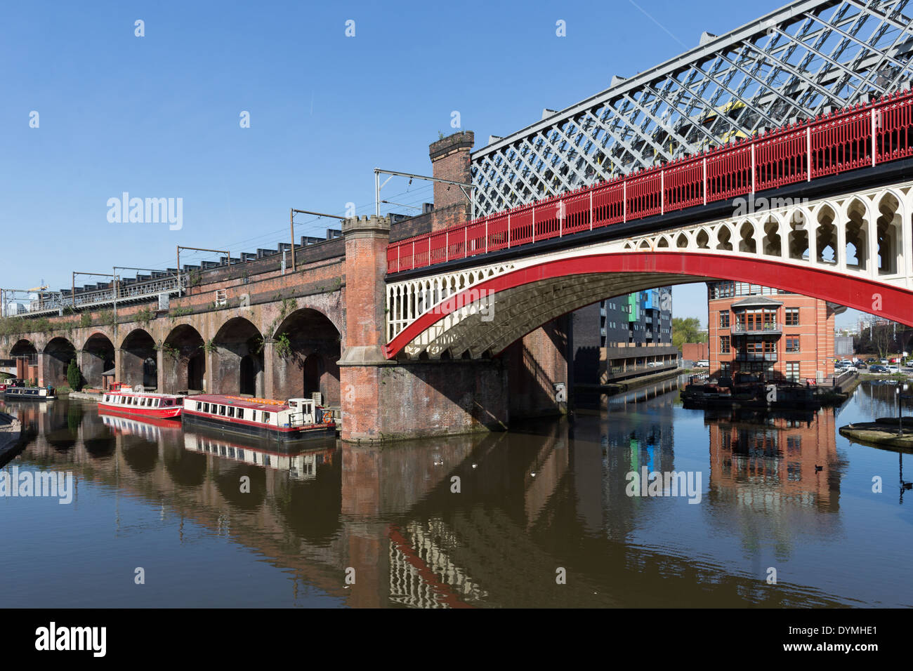 Manchester Castlefield Bassin Bereich Eisen Viadukt entspricht einen traditionellen Ziegel gewölbt-Viadukt Stockfoto