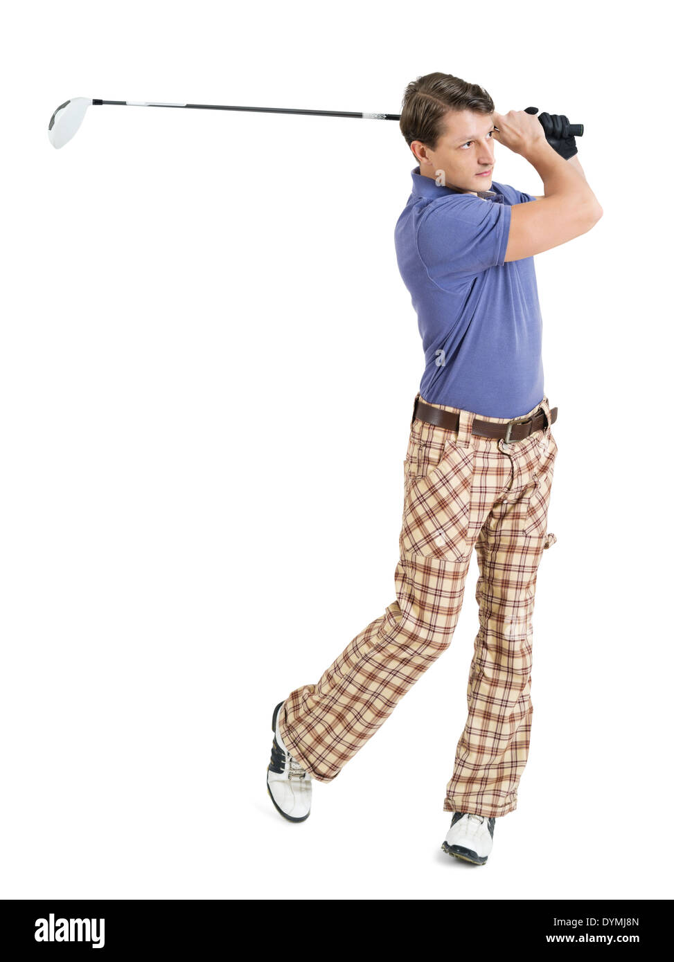 Foto von einer männlichen Golfspieler in seinen späten zwanziger Jahren beenden seine Schaukel mit einem Fahrer. Stockfoto