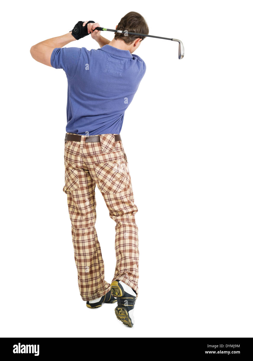 Foto von einem männlichen Golfer in seinen späten zwanziger Jahren beenden seine Schaukel mit einem Keil. Stockfoto
