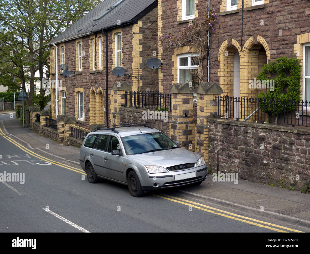 Parken auf Gehwegen und doppelte gelbe Linien, UK Stockfoto