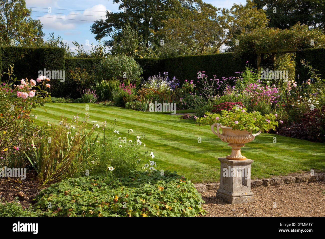 Formaler englischer Garten mit Liegewiese umgeben von krautigen Sommer Boarder Stockfoto