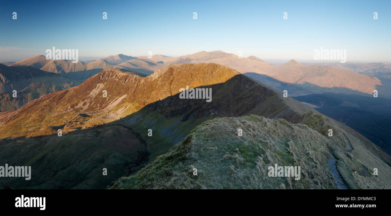 Mynydd Drws-y-Coed auf dem Nantlle Grat. Mount Snowdon in der Ferne. Snowdonia-Nationalpark. Gwynedd. Wales. VEREINIGTES KÖNIGREICH. Stockfoto