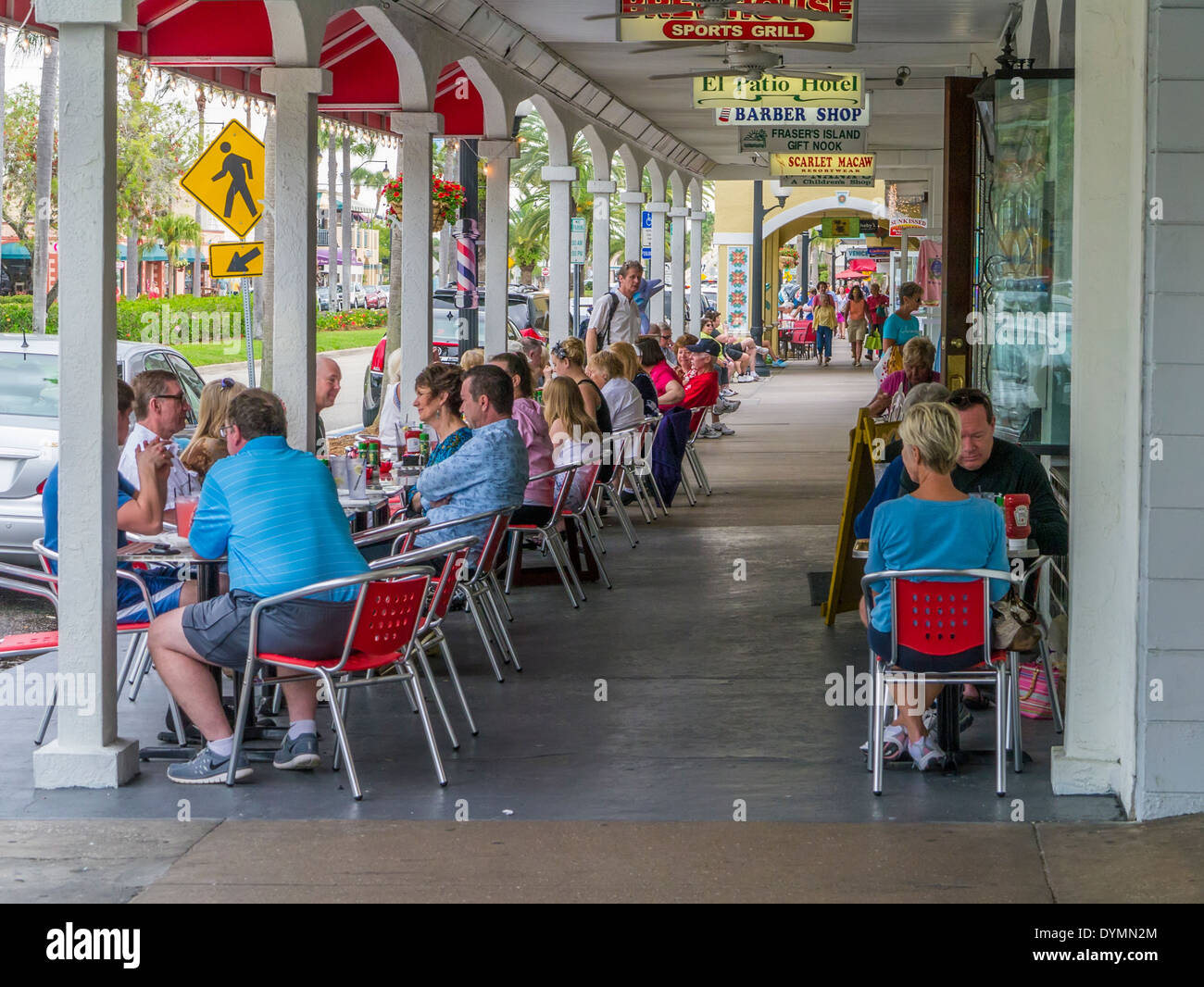 Menschen Essen im Außenbereich Straßencafé in Venice Florida Stockfoto